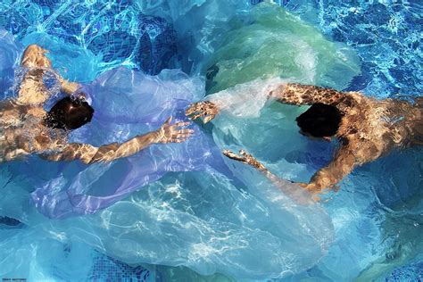 The Do's and Don'ts of Skinny Dipping: An Etiquette Guide. 238.18K. Caity Weaver. 08/20/12 03:03PM. Filed to: explainers. As August winds down, many of us will be pressured—by our closest ...